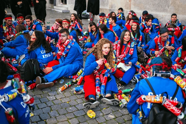 Foto dos participantes no tradicional festival estudantil das universidades Cortejo da Latada, no centro do Porto. A Semana de Receção ao Caloiro realiza-se nos últimos dias de outubro.