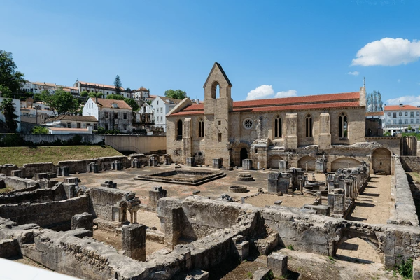 Foto hipnotizante do exterior do Mosteiro de Santa Clara-a-Velha em Coimbra