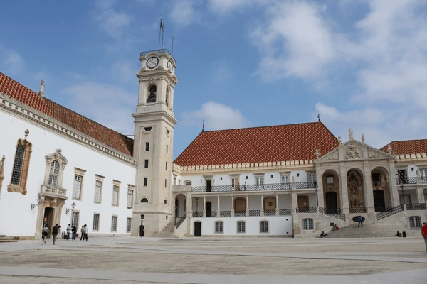 Foto do Paço das Escolas, uma importante praça onde se encontram os imponentes edifícios da universidade e da reitoria