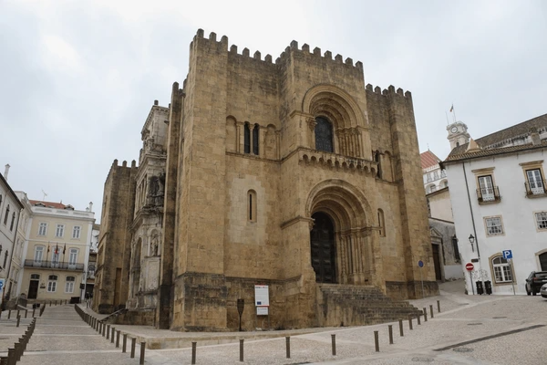 Foto de fora da Sé Velha de Coimbra