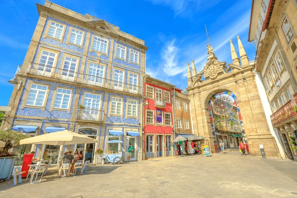 Foto da frente do Arco da Porta Nova.
