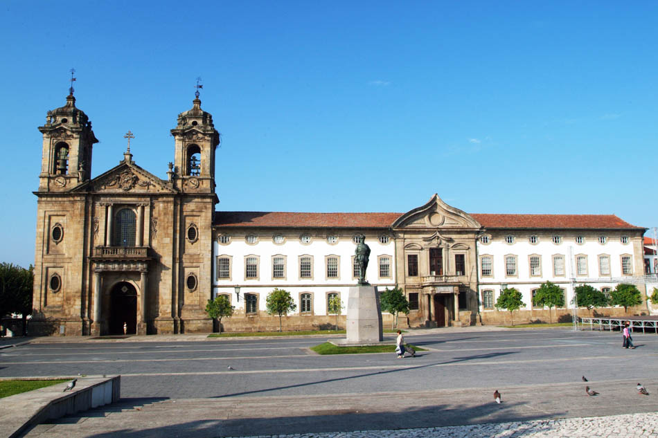 Foto de fachada do Convento do Pópulo.