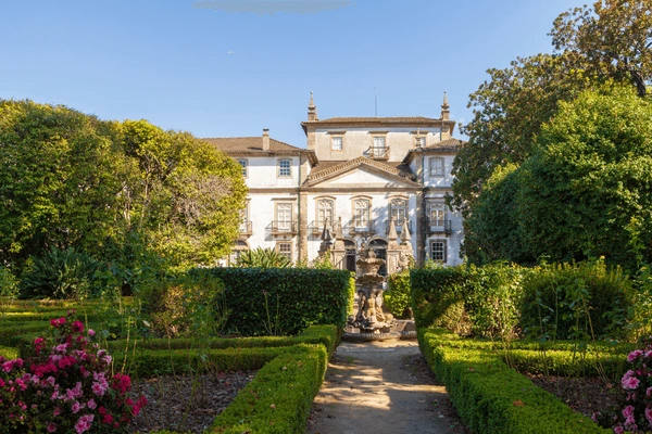 Foto da fachada e jardins do Museu dos Biscainhos.