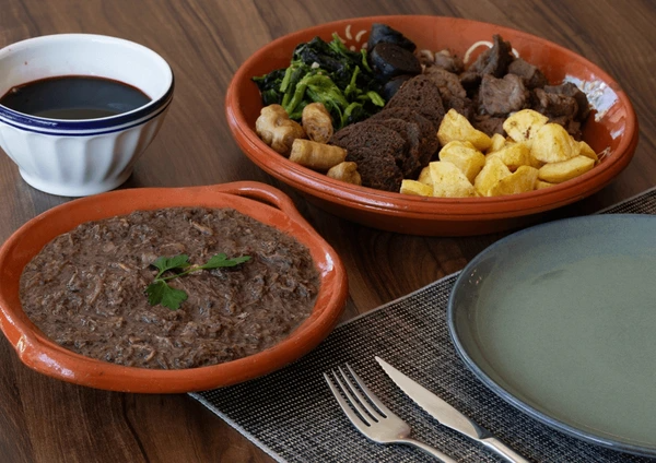 Foto de Papas de Sarrabulho e Rojões.