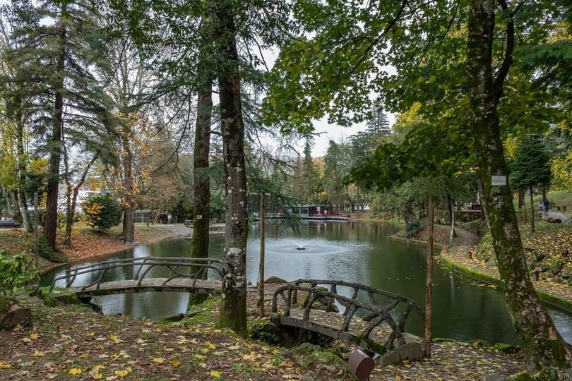 Foto de espelho de água no Parque da Ponte.