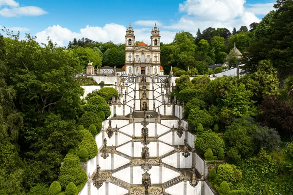 Foto da escadaria e fachada do Santuário do Bom Jesus do MonteImage 2: Santuário-do-Bom-Jesus-do-Monte. Via Shutterstock.