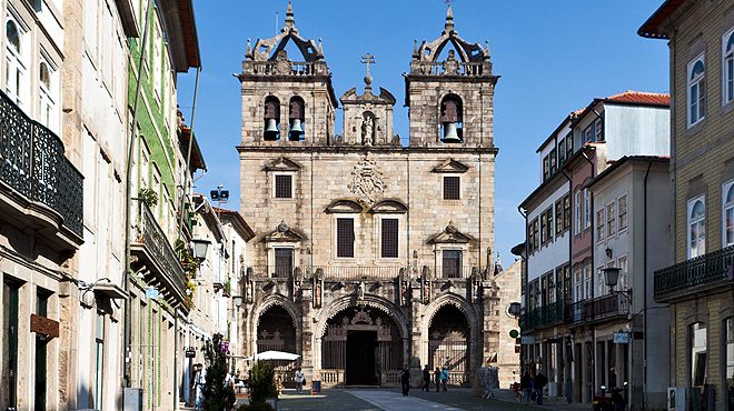 Foto da fachada da Sé de Braga.