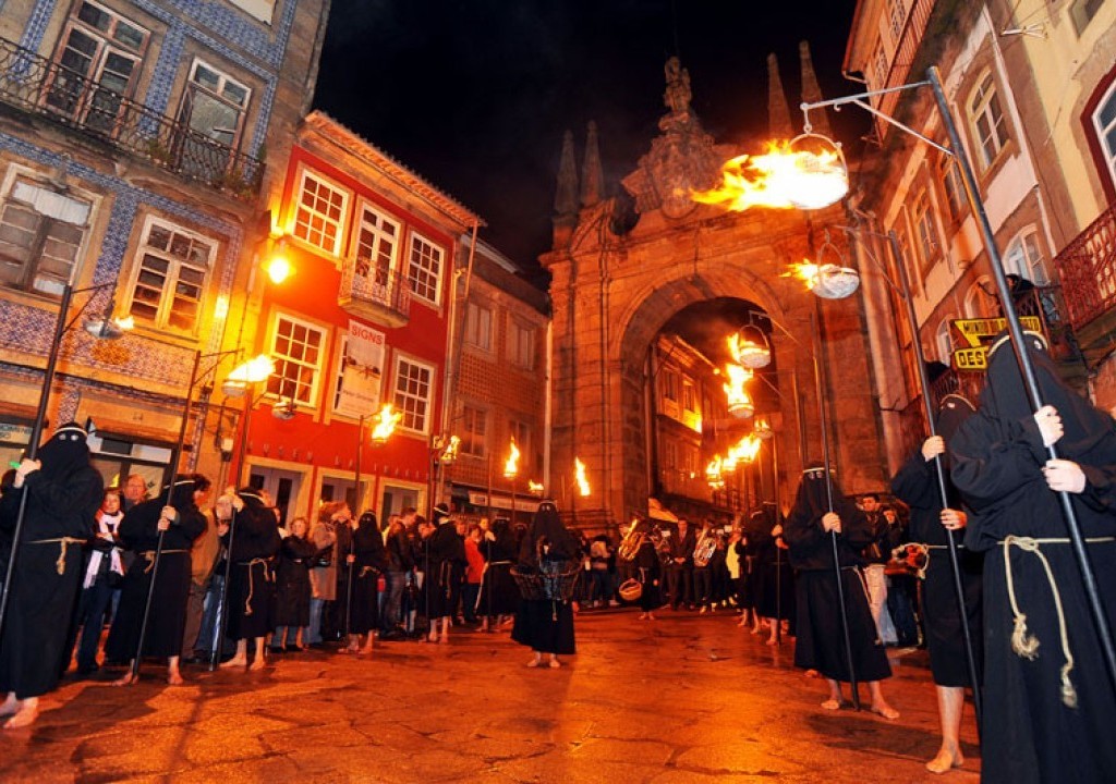 Foto de pessoas na rua durante a Semana Santa de Braga.