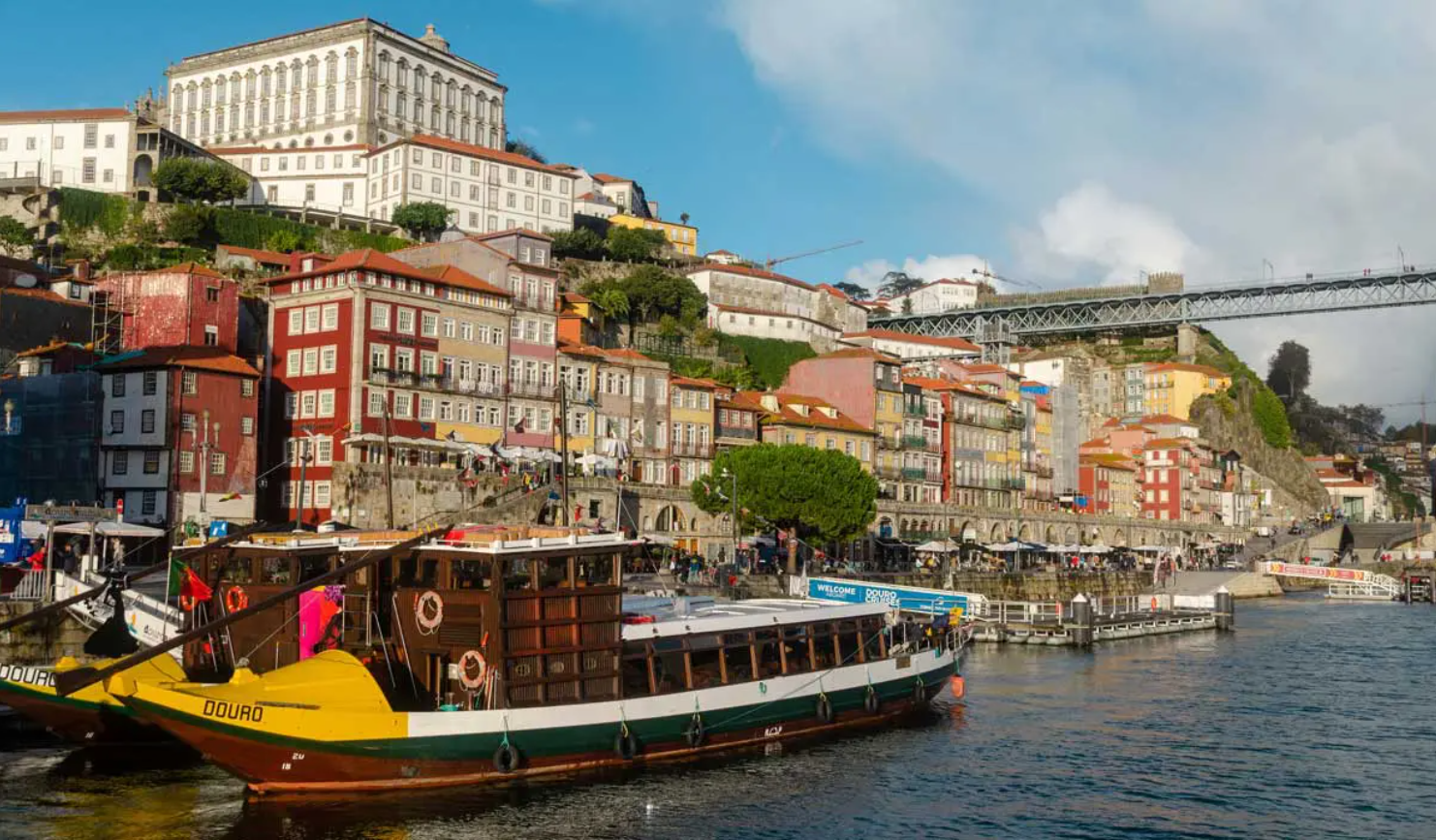 Foto de barco de passeio no Rio Douro.