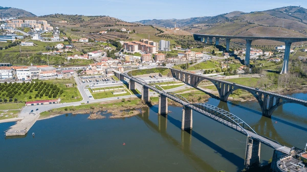 Foto aérea do Peso da Régua e do Rio Douro.