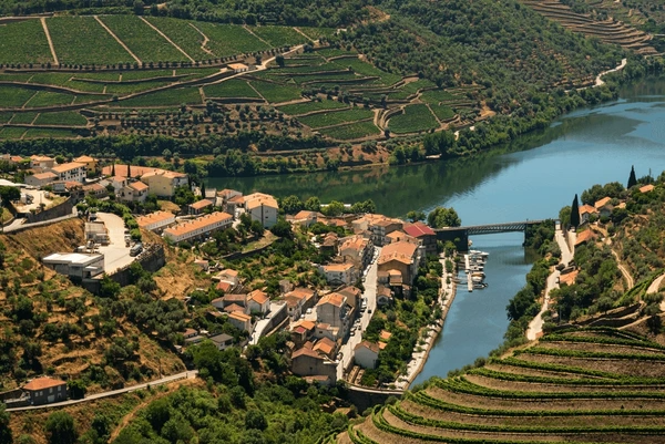 Foto aérea do Pinhão com o Rio Douro.