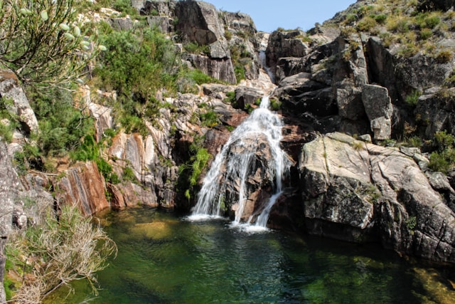 Vista de queda de água no parque da Peneda Gerês.